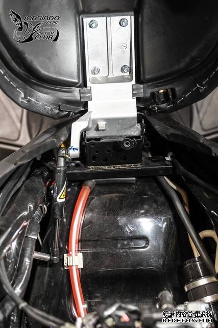 别人家的踏板——YAMAHA XMAX 300细节拆解分享