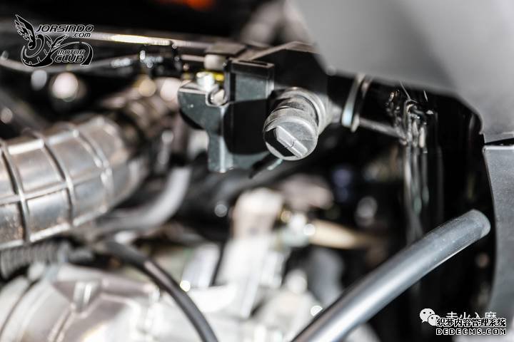别人家的踏板——YAMAHA XMAX 300细节拆解分享