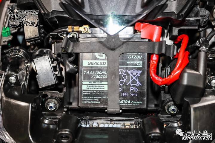 别人家的踏板——YAMAHA XMAX 300细节拆解分享