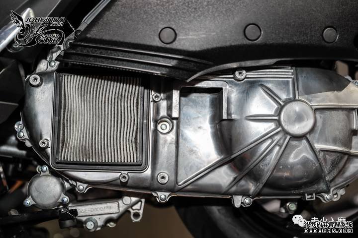 别人家的踏板——YAMAHA XMAX 300细节拆解分享