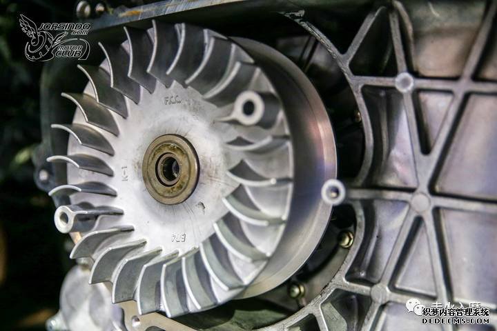 别人家的踏板——YAMAHA XMAX 300细节拆解分享