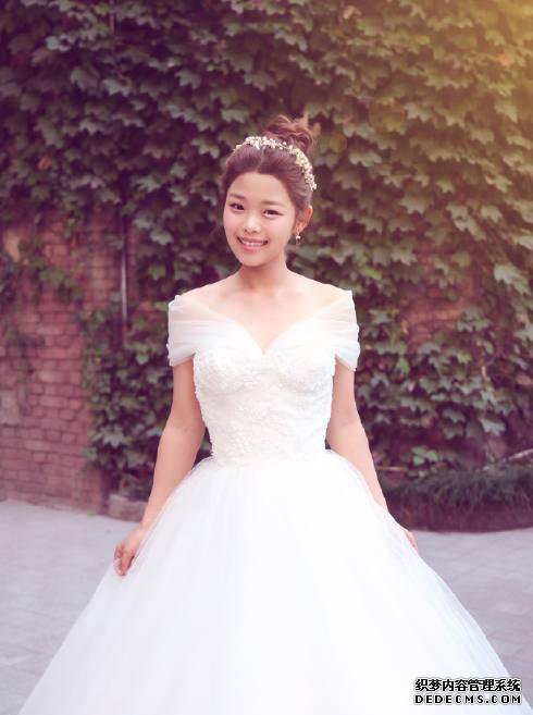 《三国页游》12年了,最页游私服丑女演变大美妞!学业有成穿上婚纱好美