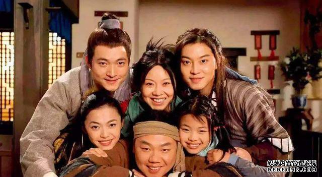 《三国页游》12年了,最页游私服丑女演变大美妞!学业有成穿上婚纱好美