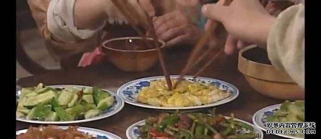 《三国页游》12年了,最页游私服丑女演变大美妞!学业有成穿上婚纱好美