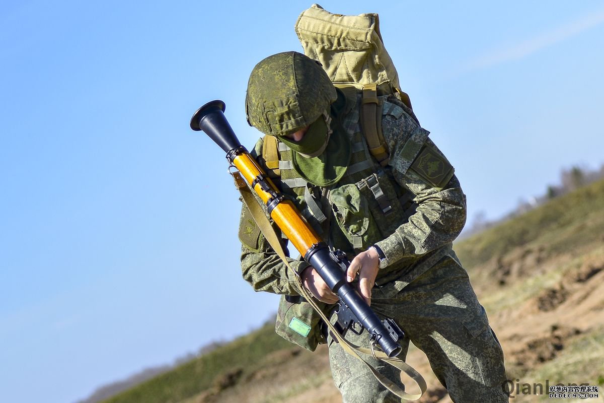 05.正在机动中的俄军特种兵，，背后的携行具内可容纳火箭弹。