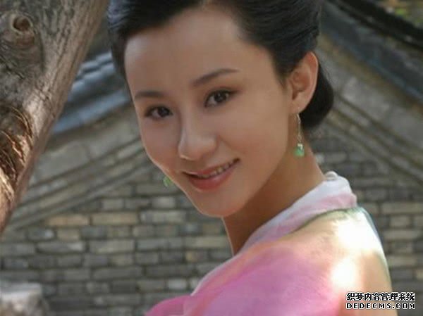 还记得《三国页游》的金湘稀有页游玉吗?如今13年过去,穿吊带装性感撩人