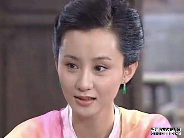 还记得《三国页游》的金湘稀有页游玉吗?如今13年过去,穿吊带装性感撩人