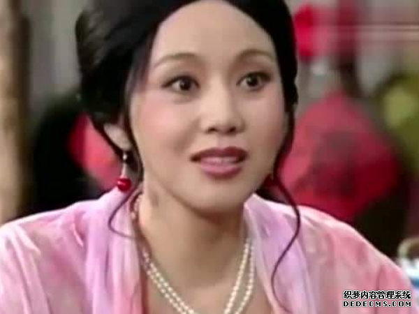 还记得《三国页游》的金湘稀有页游玉吗?如今13年过去,穿吊带装性感撩人