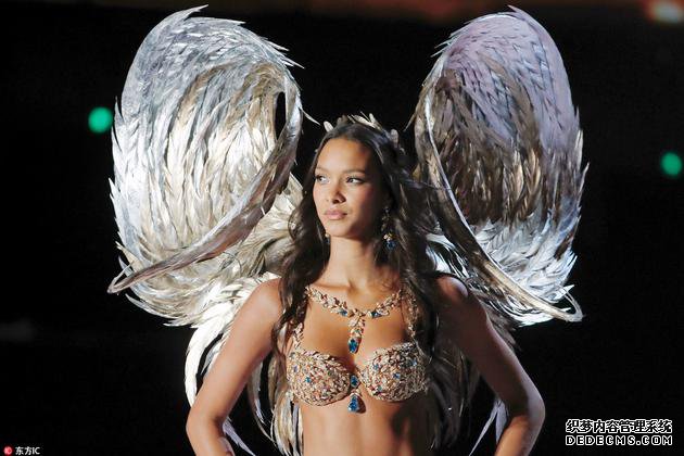 Champagne NightsλؽɰʹLais Ribeiro