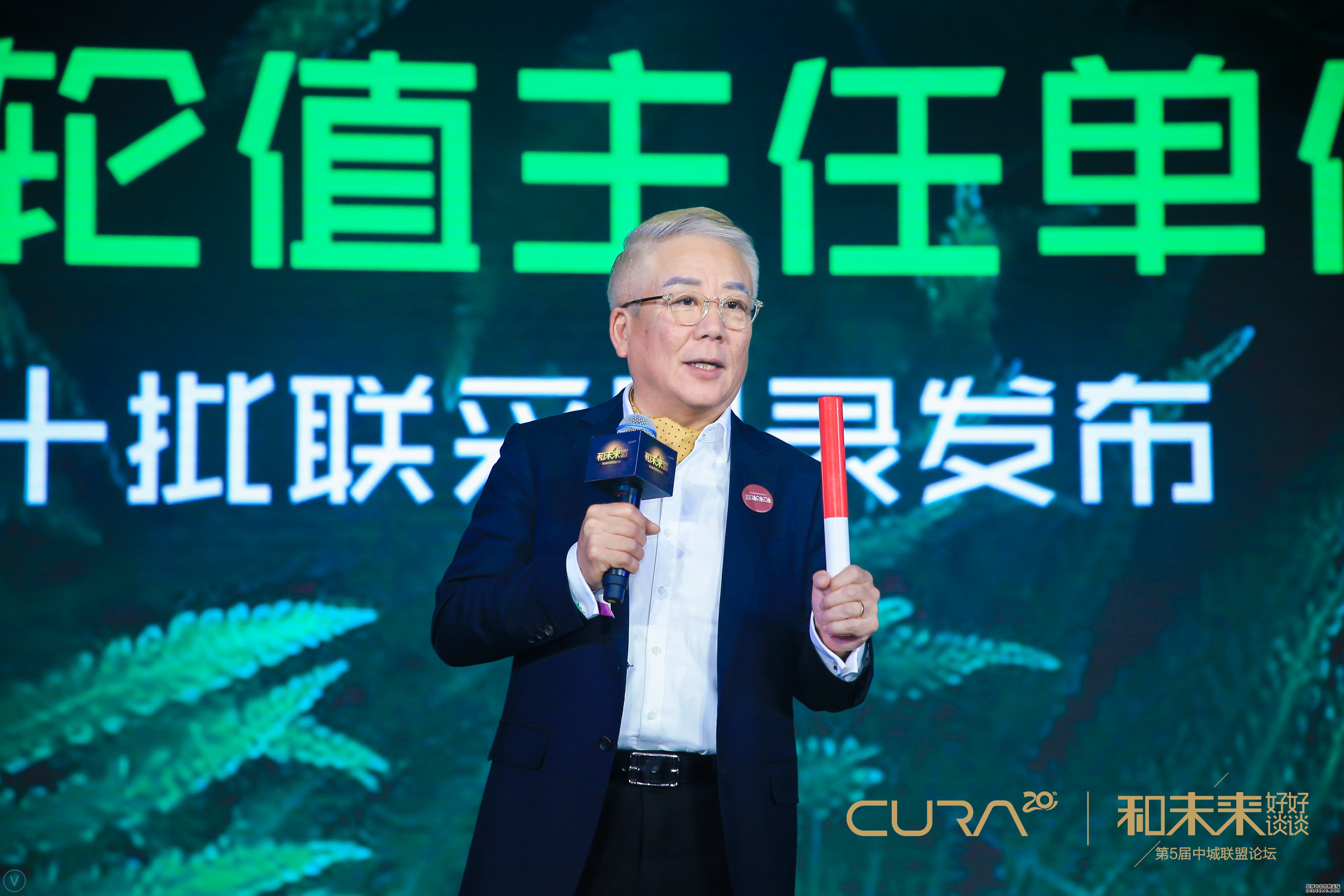 这支“2.5人”组成的新开页游私服