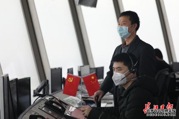 岗位背对背,这对青年夫妻在天河机场最高点守护武汉天空