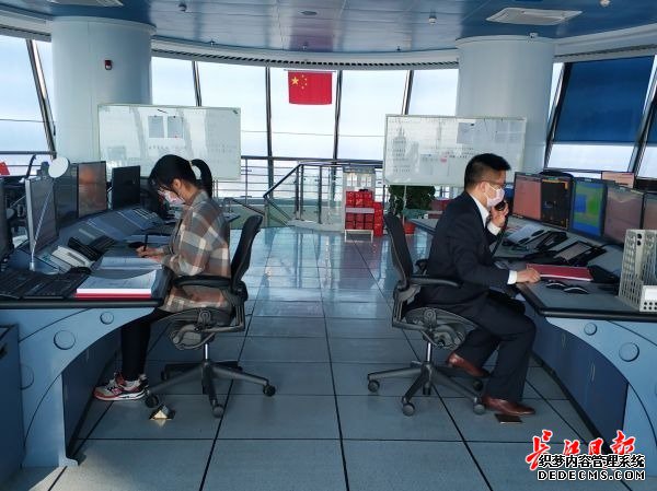 岗位背对背,这对青年夫妻在天河机场最高点守护武汉天空