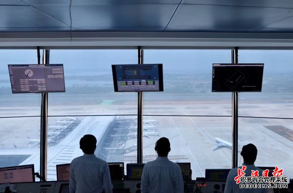 岗位背对背,这对青年夫妻在天河机场最高点守护武汉天空