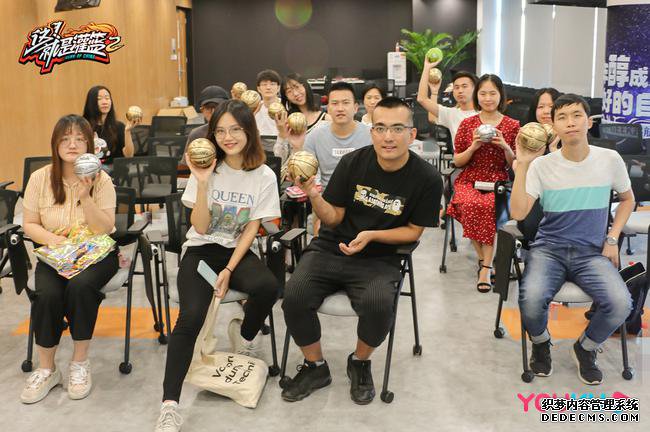 部分现场媒体与崔少龙合影