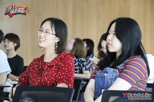 现场媒体记者认真观片