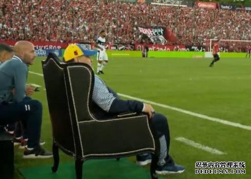 有排面!纽维尔老超bt页游男孩为马拉多纳提供“铁王座”