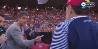 有排面!纽维尔老超bt页游男孩为马拉多纳提供“铁王座”