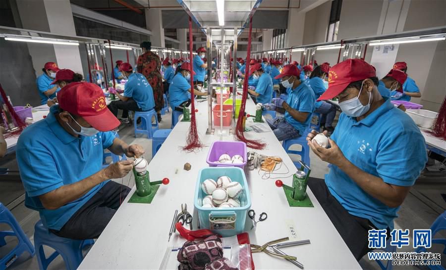 (新华全媒头条·两会精神看落实·图文互动)(7)培育新机 开辟新局——落实全国两会精神激发经济发展新动能述评