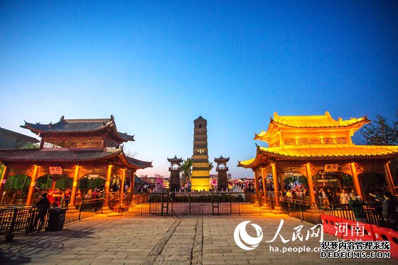 河南洛阳探索文旅融合:让文化"活"起来
古都洛阳已经成了新晋“网红”。
在某视频平台的“打卡”榜上,洛阳高居榜眼。华灯璀璨的应天门、别具一格的九州池、古今辉映的洛邑古城,这些“网红”地标成了洛阳新的旅游名片。……【详细】