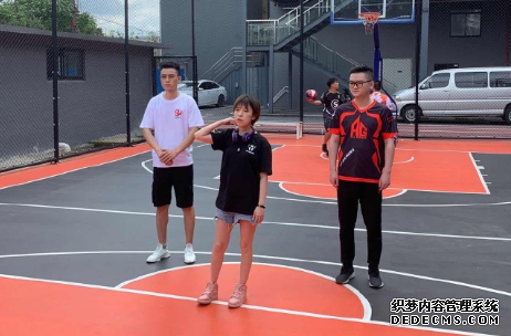 谁说女子不如男《三国网页游公益服页游戏》职业联赛男女选手将同台竞技