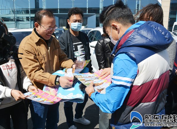 主持人向威海车友发放蓬莱文