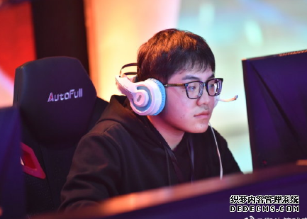 《三国网页游戏》大新开网页游戏公益服神冲击FSPL精英赛 以老带新大乱斗