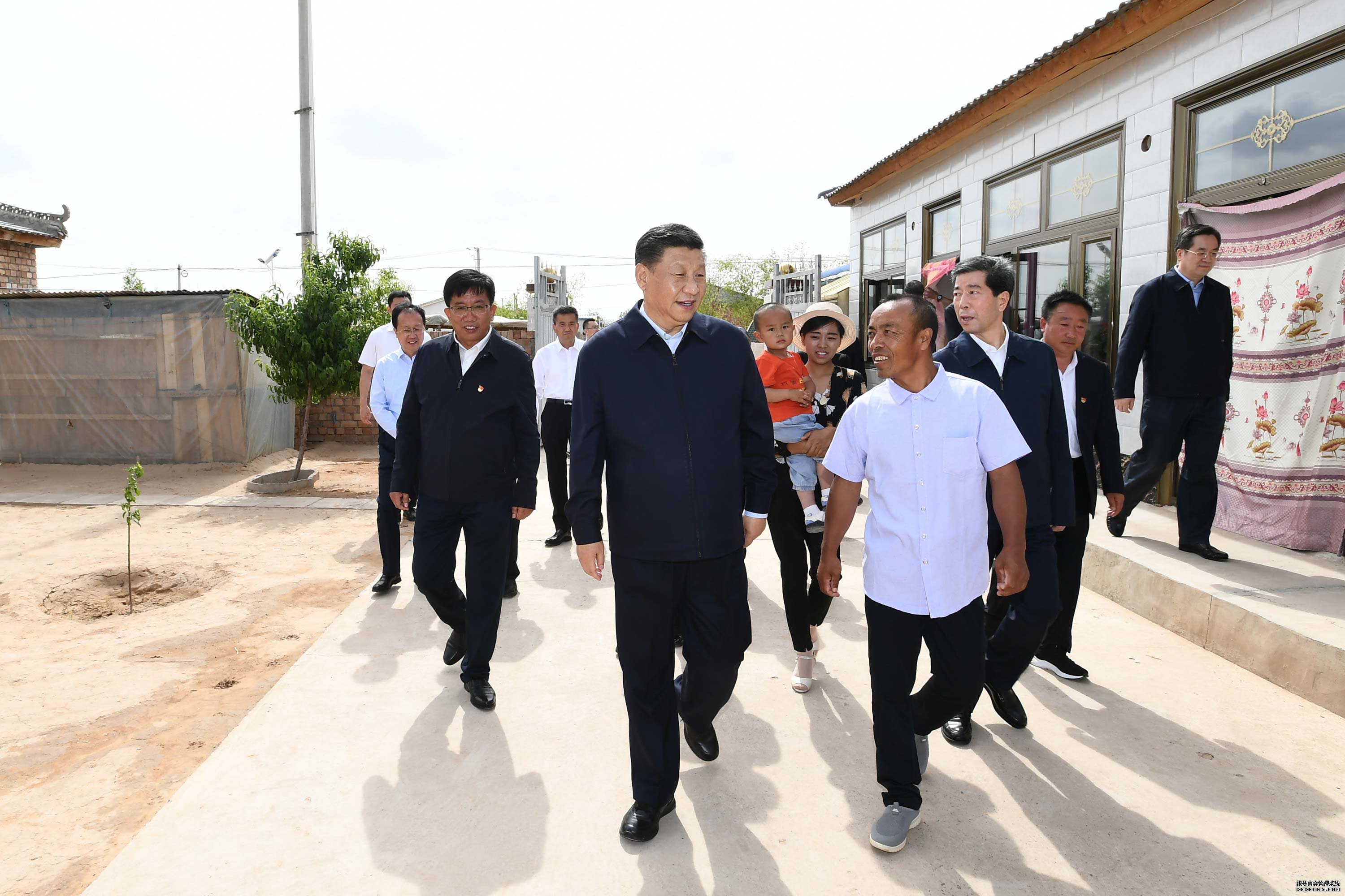 6月8日至10日,中共中央总书记、国家主席、中央军委主席习近平在宁夏考察。这是6月8日下午,习近平在吴忠市红寺堡区红寺堡镇弘德村察看回族村民刘克瑞家院落。
