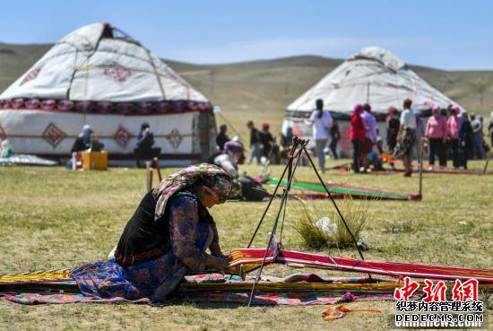 新疆福海春秋页游私服排行榜牧场上的速度赛马大赛