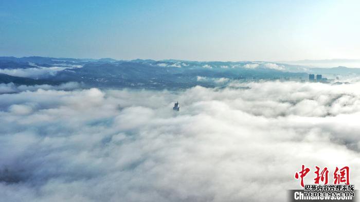 湖北宜昌:云雾缭绕犹如“天空之城”