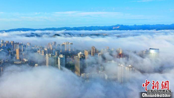 湖北宜昌:云雾缭绕犹如“天空之城”