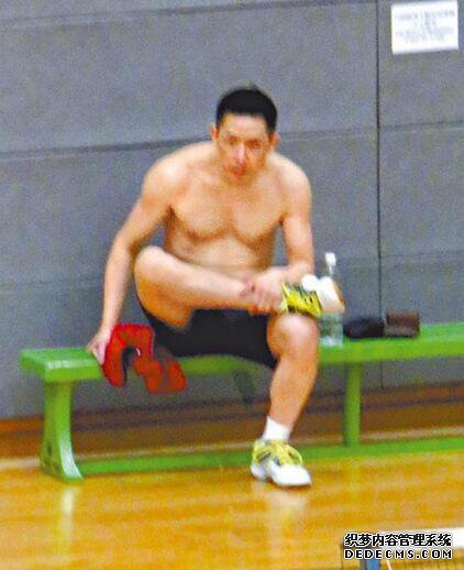 张国荣生前爱人至今仍单身 被拍到出去打球身材保持的好