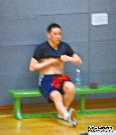 张国荣生前爱人至今仍单身 被拍到出去打球身材保持的好