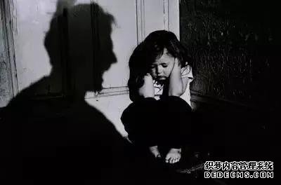 ��12��Ů���Ա������֡������ö���ԪȦ����Ϊ��ͯ��Χ�����ҳ��