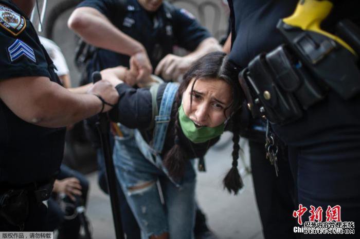 ����ʱ��5��30�գ�����ŦԼ�����ؾ�����ʾ����д�����һ�������ߡ�