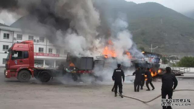 大货车隧道内起火 司机冒险将"魔域网页游戏"开出(图)