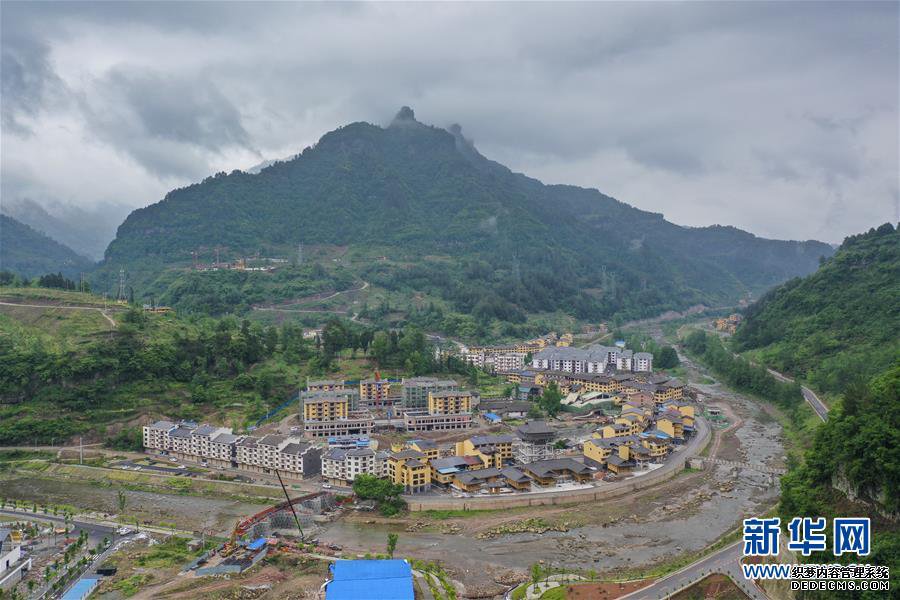 (集中连片特困地区贫困村调研行·图文互动)(1)脱贫路上“跑”出幸福生活——重庆石柱土家族自治县华溪村脱贫调查