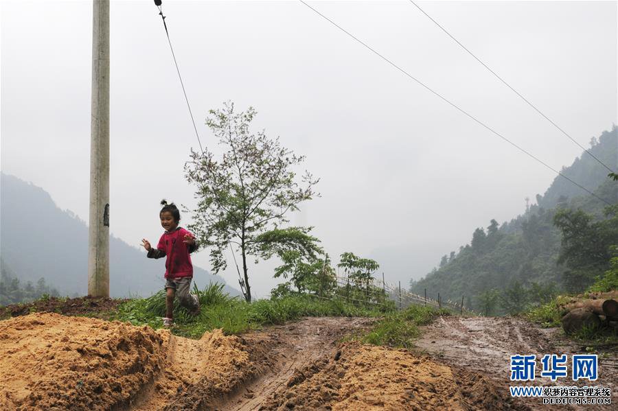 (集中连片特困地区贫困村调研行·图文互动)(2)脱贫路上“跑”出幸福生活——重庆石柱土家族自治县华溪村脱贫调查