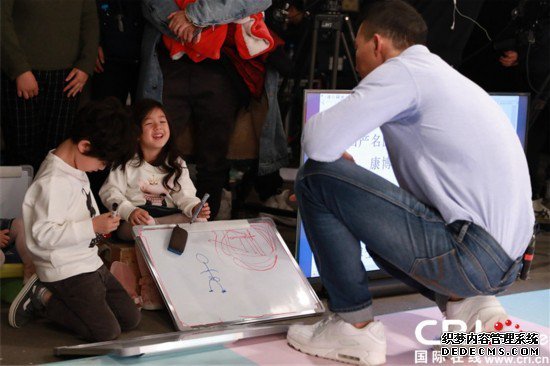 刘u宏拎儿子玩倒立秀绝技小泡芙兄妹同框颜值高