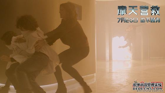 《摩天营救》发终页游私服排行榜极物料 强森千米高空单腿搏命