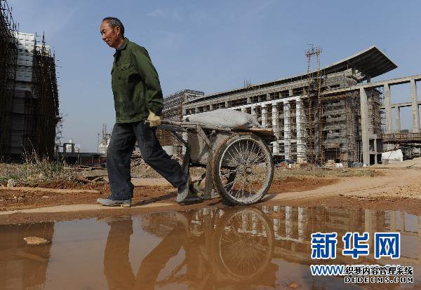 网帖曝安徽望江县豪华办公楼“赛白宫”