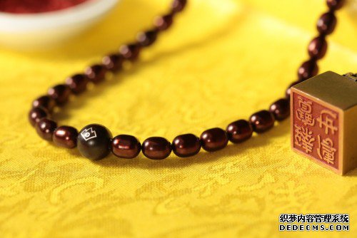 精致女人脖上的风景线——慈华臻品公益网页游戏臻宝慈华石